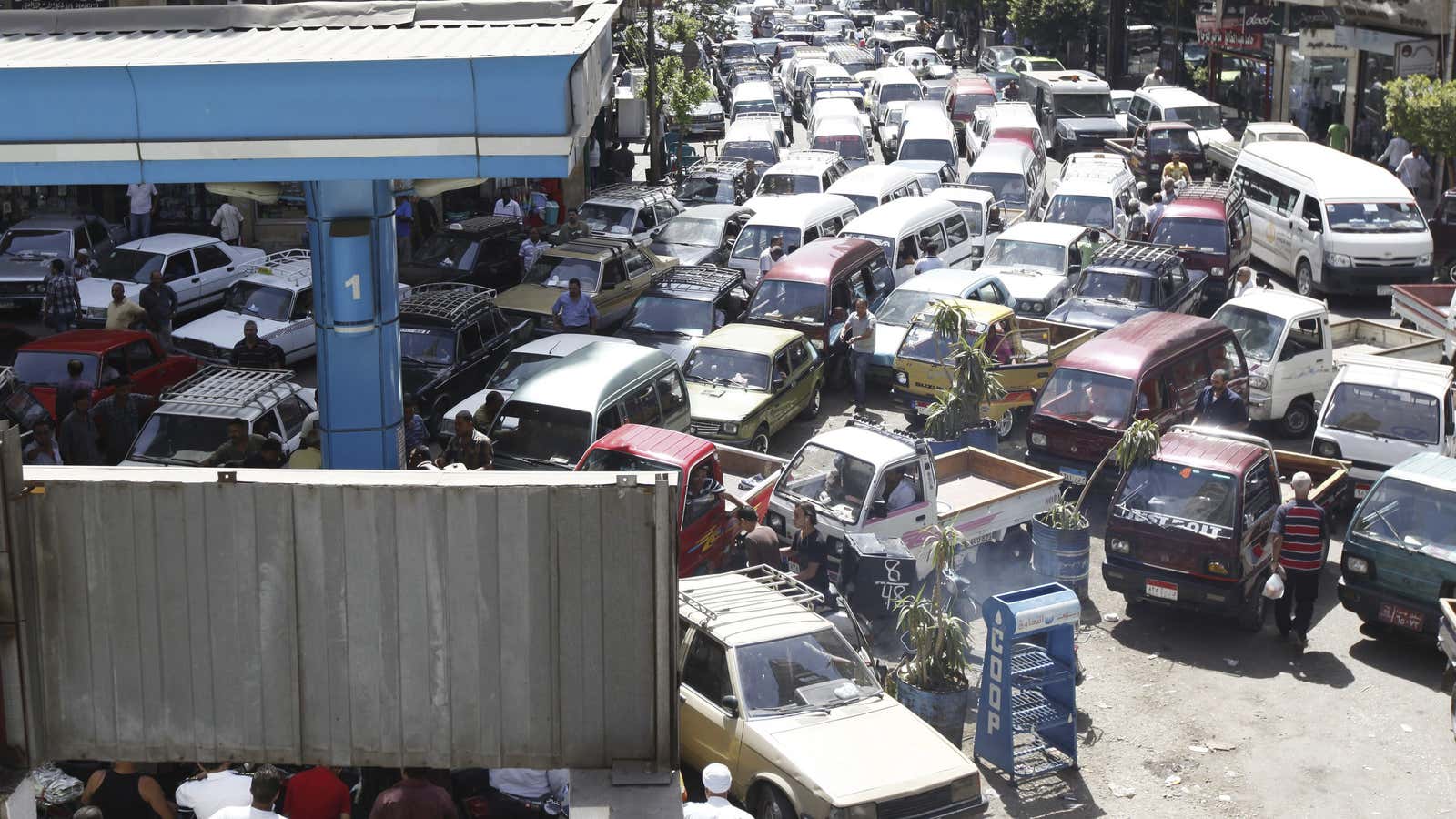 Vehicles queue at a petrol station during a fuel shortage in Cairo in 2013. The same is happening now.