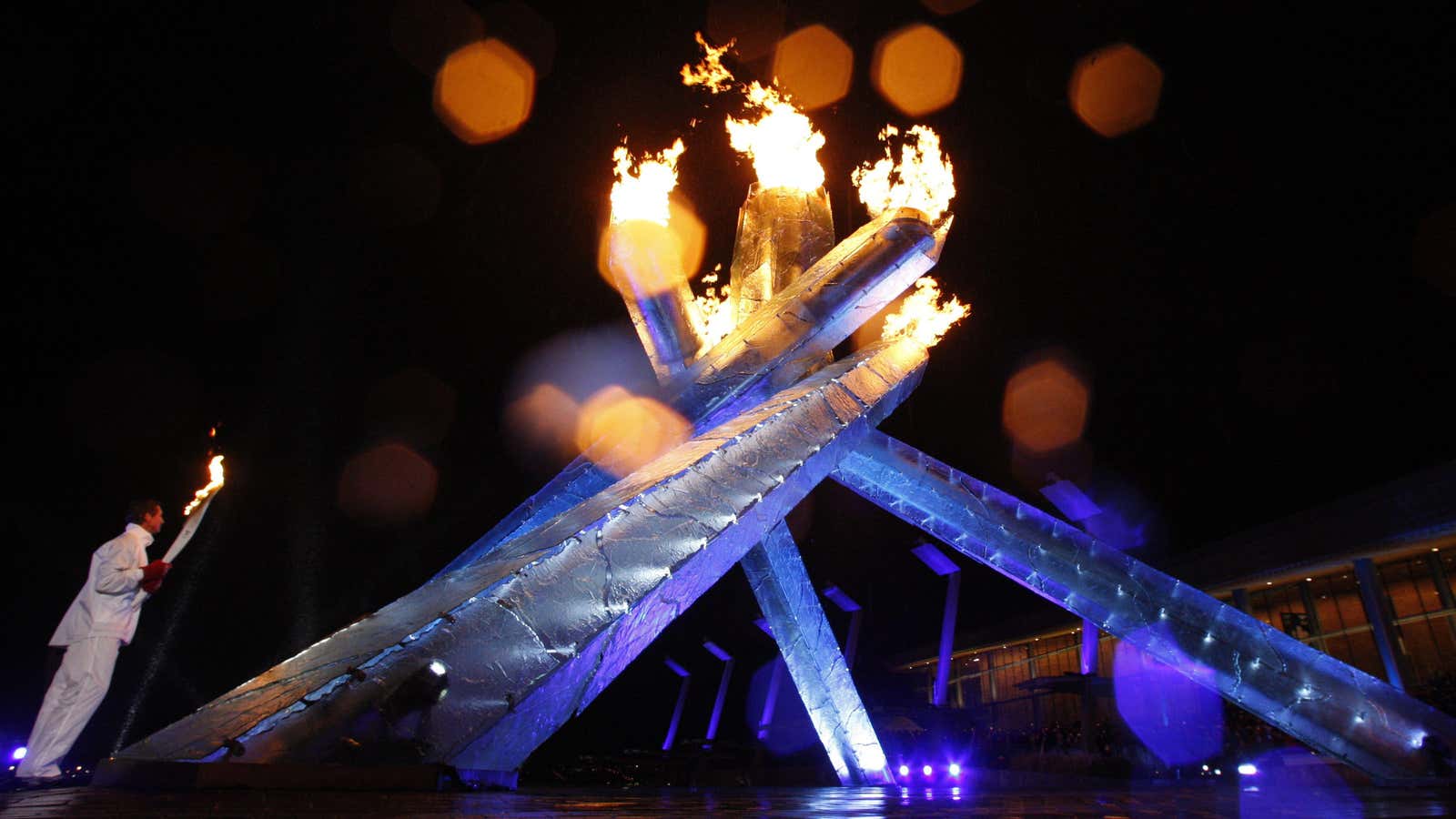Canadian hockey legend Wayne Gretzky lights the cauldron in the 2010 Winter Olympics     (Reuters/Hans Deryk)