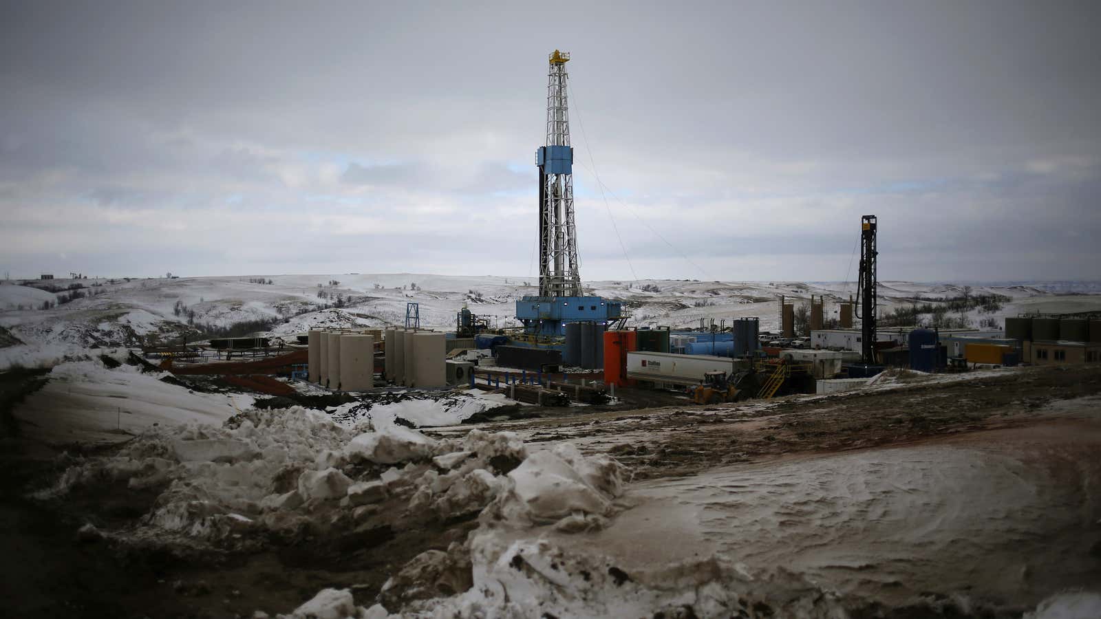 An oil derrick is seen at a fracking site for extracting oil outside of Williston, North Dakota March 11, 2013. North Dakota’s booming oil business…