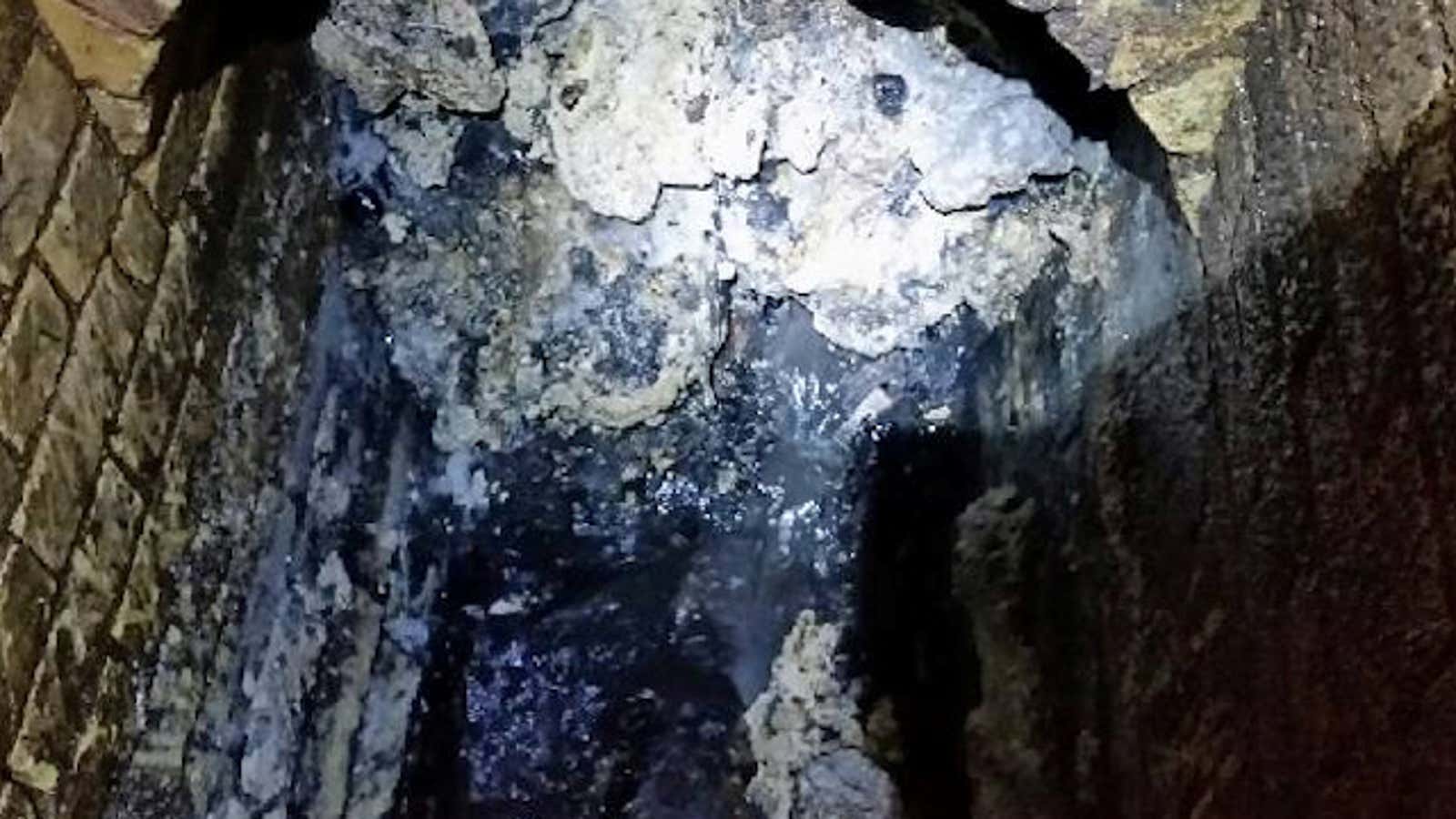 One of the biggest “fatbergs” ever seen in Britain, a ball of fat as long as three soccer pitches, is seen  after it was found blocking a Victorian-era, east London sewer, in an image handed out by Thames Water, September 12, 2017. Thames Water handout via REUTERS  THIS IMAGE HAS BEEN SUPPLIED BY A THIRD PARTY. IT IS DISTRIBUTED, EXACTLY AS RECEIVED BY REUTERS, AS A SERVICE TO CLIENTS  FOR EDITORIAL USE ONLY. NO RESALES. NO ARCHIVES – RC1F4D6EE1A0