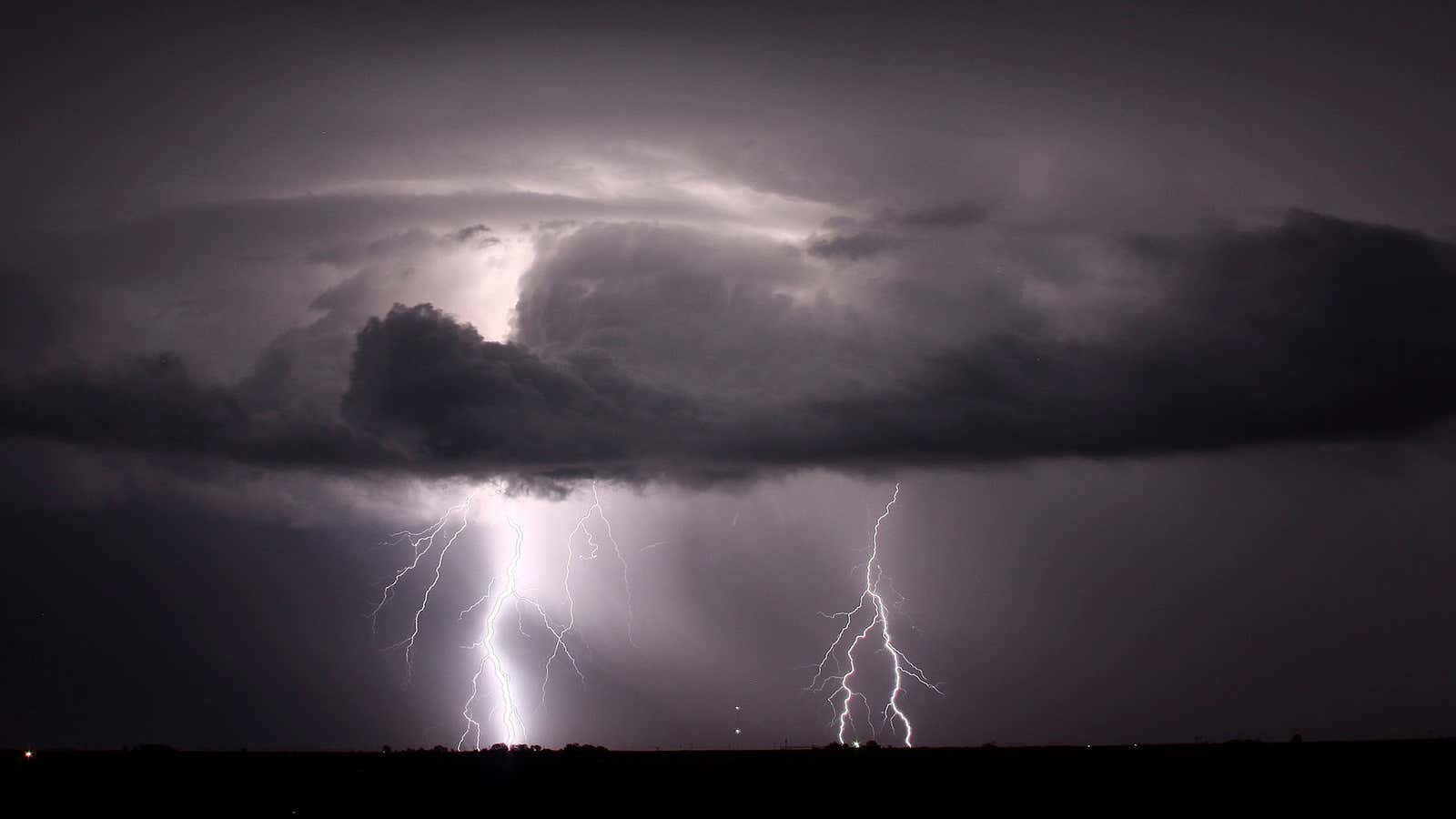 Lightning lights up the night sky over Plainview, Texas, late May 6, 2008, as more severe storms and possible tornados are forecasted for the next few days.  REUTERS/Gene Blevins (UNITED STATES) – GM1E45717GP01