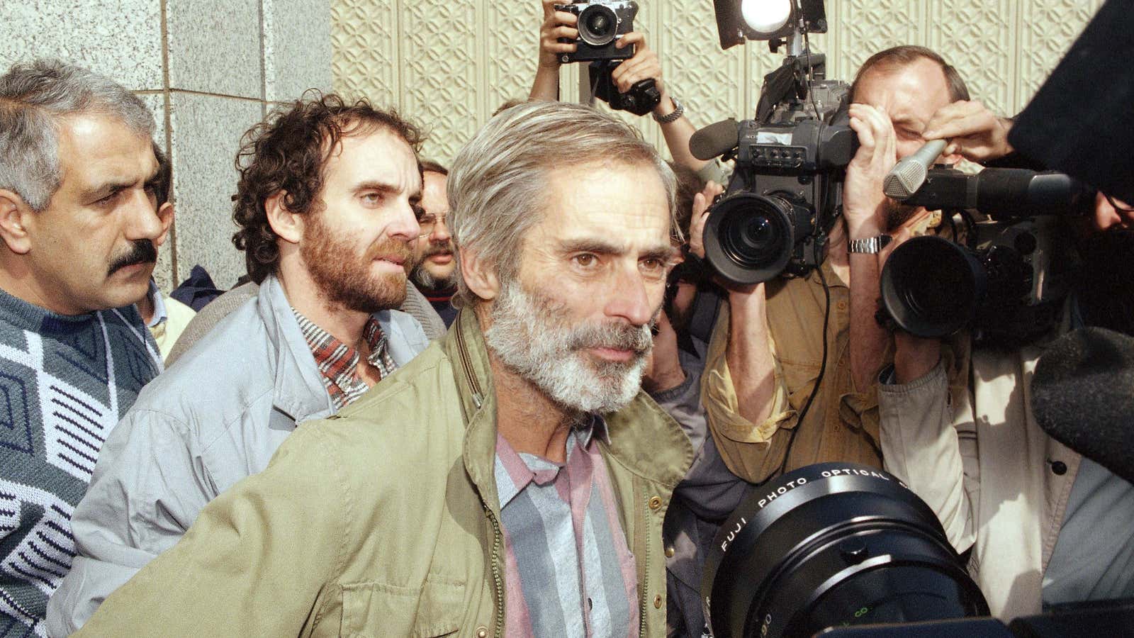 Bob Simon (center) and his colleagues in 1991, after being freed from an Iraqi jail where they had spent 40 days.