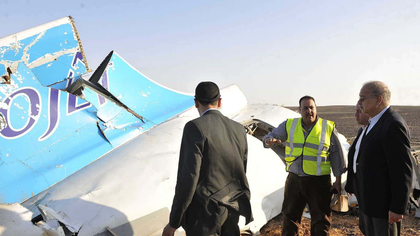 Egyptian prime minister Sherif Ismail looks at the remains of the Metrojet.
