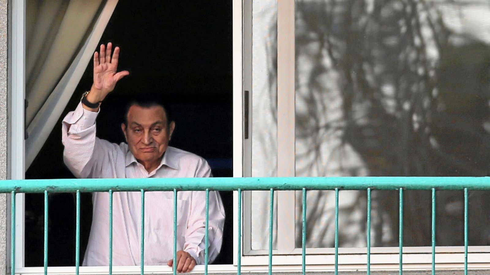 Former Egyptian president Hosni Mubarak waves to his supporters outside his hospital. Oct. 2016.