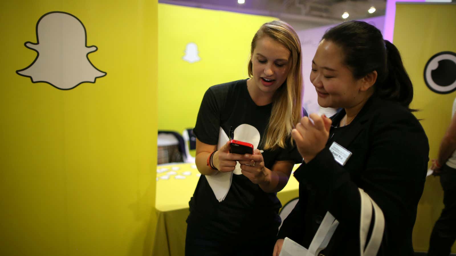 Sarah Buck, 23, (L) recruiter for messaging app Snapchat, talks to job seekers at a booth at TechFair LA, a technology job fair, in Los Angeles, California, U.S., January 26, 2017. REUTERS/Lucy Nicholson – RC19000ACCF0