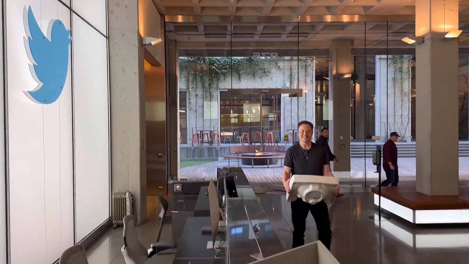 This video grab taken from a video posted on the Twitter account of billionaire Tesla chief Elon Musk on October 26, 2022 shows himself carrying a sink as he enters the Twitter headquarters in San Francisco.
