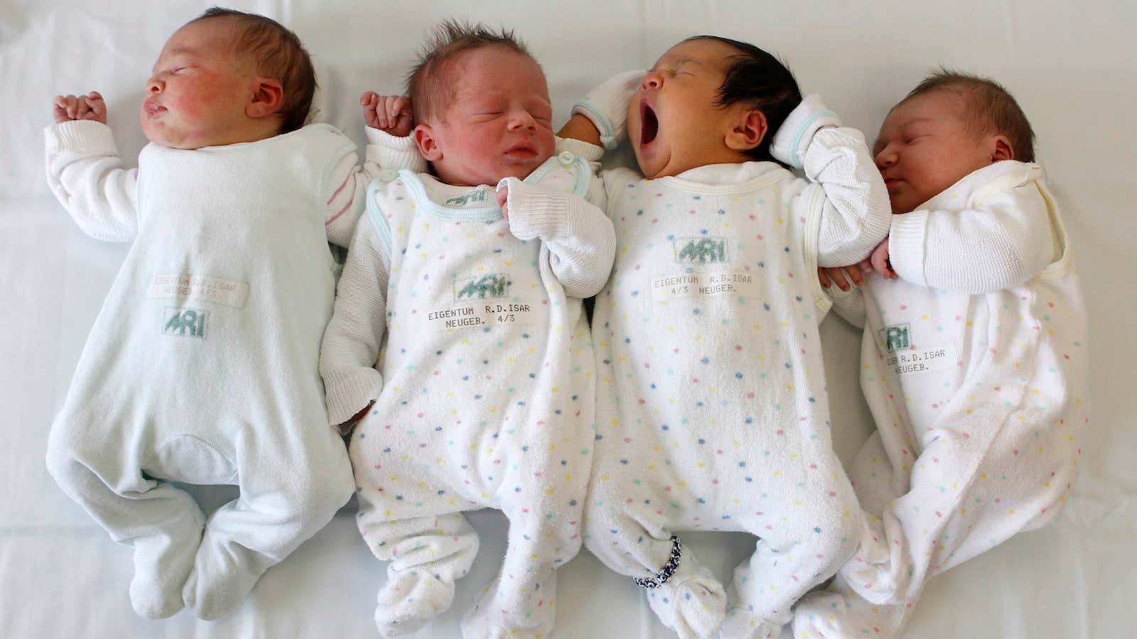 Babies are pictured in a maternity ward at the Munich hospital ‘Rechts der Isar’ January 18, 2011. REUTERS/Michaela Rehle (GERMANY – Tags: HEALTH SOCIETY) –…