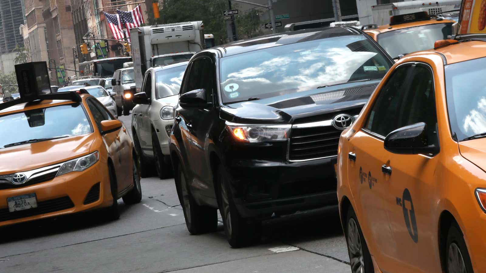 An Uber car (C) drives up 6th Avenue in New York City, New York, U.S., July 27, 2018. REUTERS/Mike Segar – RC14F4A0B6F0