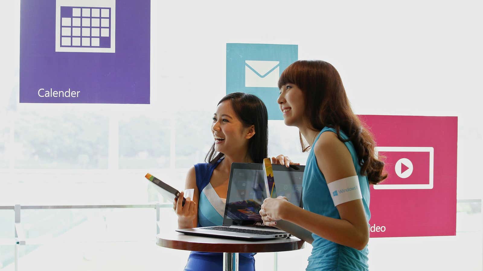 Even promotion girls can’t bring the Chinese government around to Windows 8.