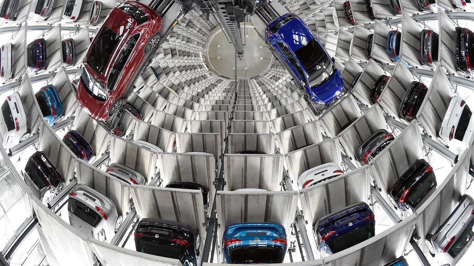 VW Golfs are loaded in a delivery tower at the plant of German carmaker Volkswagen in Wolfsburg, Germany, March 14, 2017. REUTERS/Fabian Bimmer – LR1ED3E0W7UCC