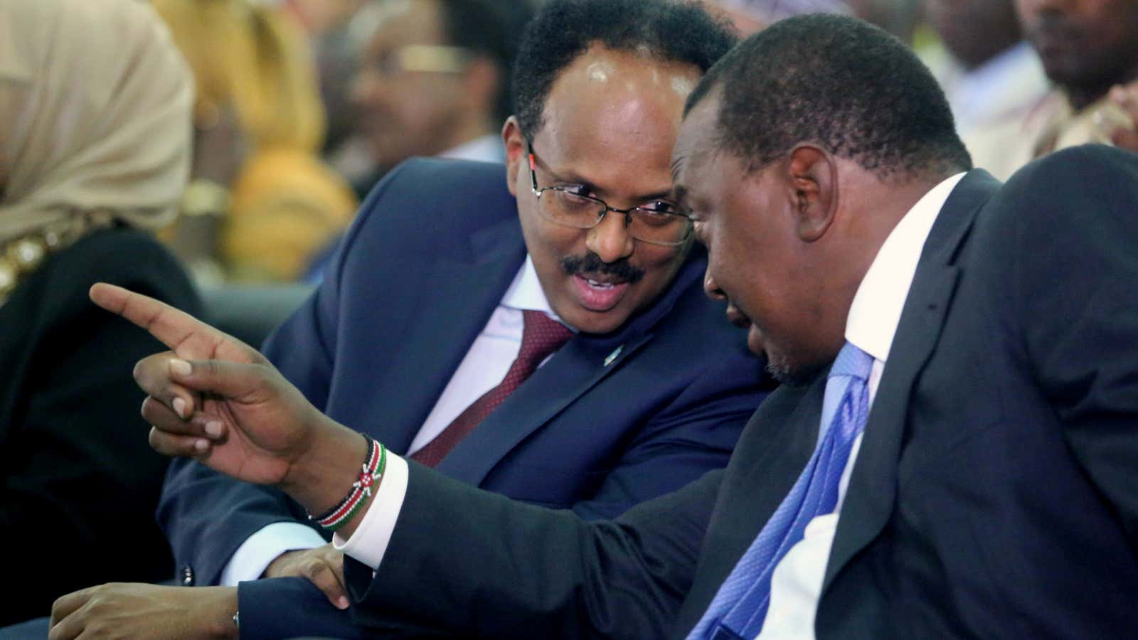 “Let’s work this out.”Somalia’s president Mohamed Abdullahi Farmaajo (L) listens to Kenya’s President Uhuru Kenyatta