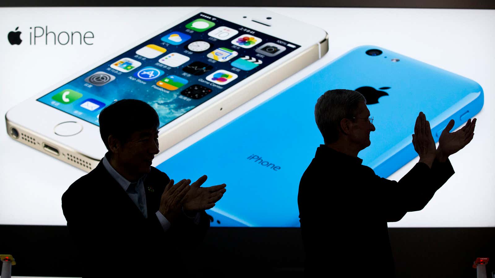 Tim Cook and China Mobile’s chairman Xi Guohua unveiling the iPhone5 in Beijing in 2014.