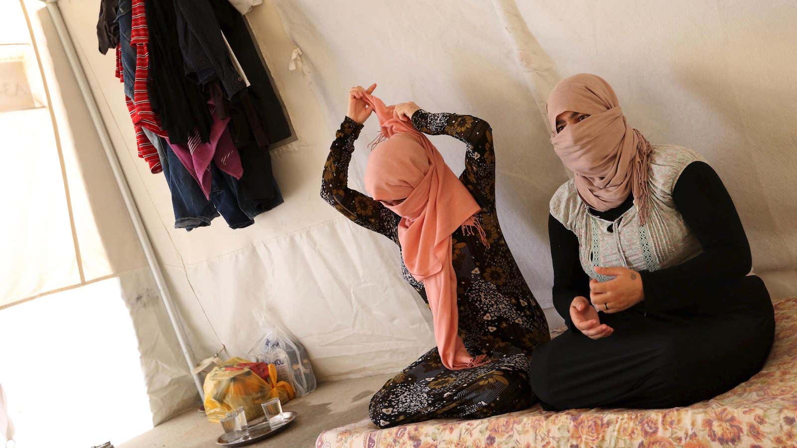 Women who escaped from captivity by IS militants.