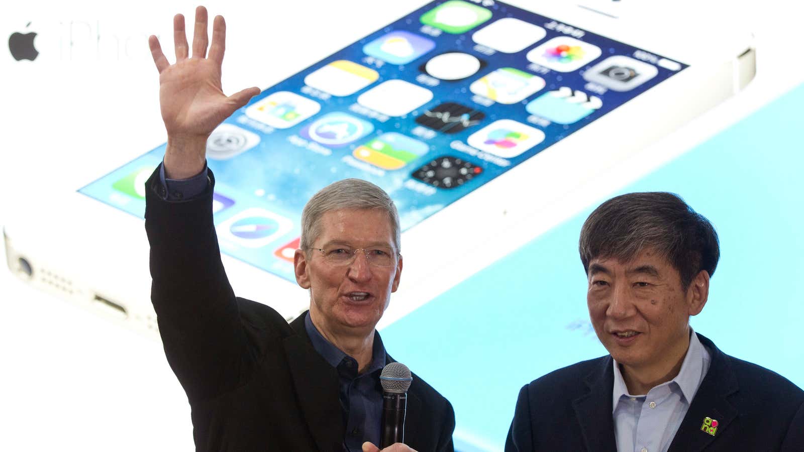 Tim Cook launches the iPhone with China Mobile chairman Xi Guohua.