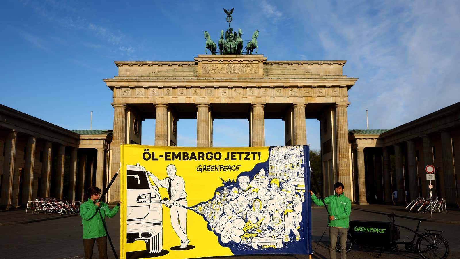 Greenpeace protesters in Berlin call for an embargo on Russian oil.