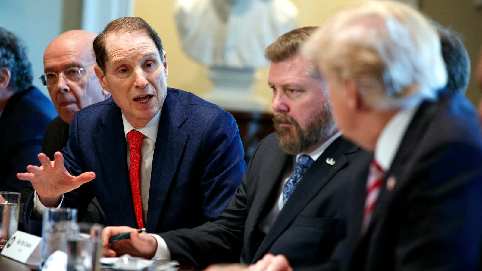 Wyden talks to Trump at a February 2018 trade policy meeting.