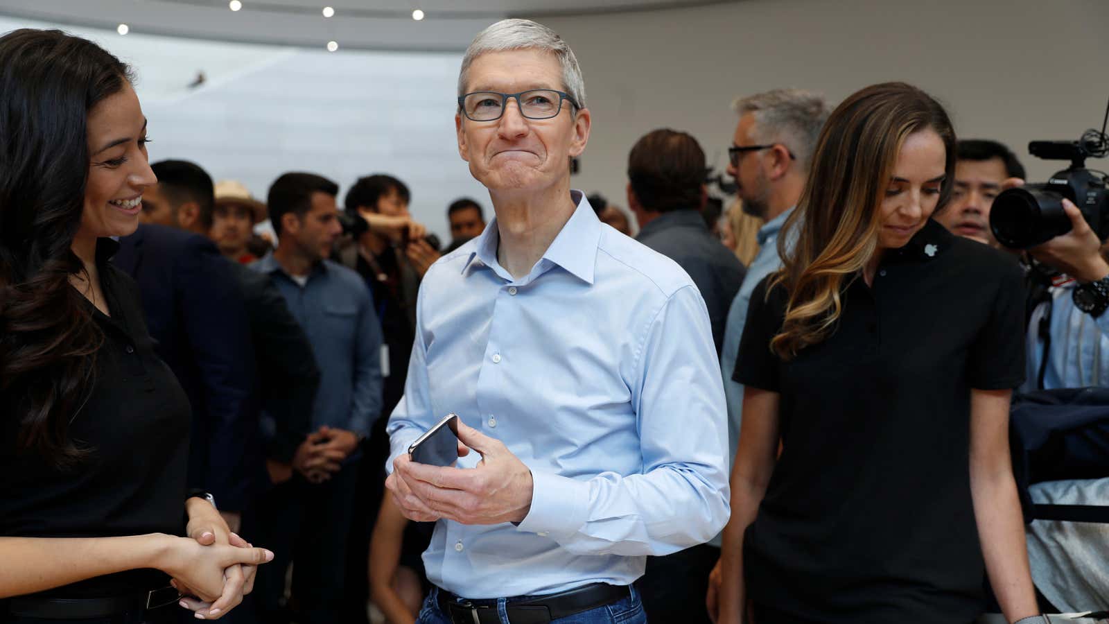 Tim Cook, CEO of Apple, demonstrates an iPhone following a launch event in Cupertino, California, U.S. September 12, 2017. REUTERS/Stephen Lam – HP1ED9C1JO8DM