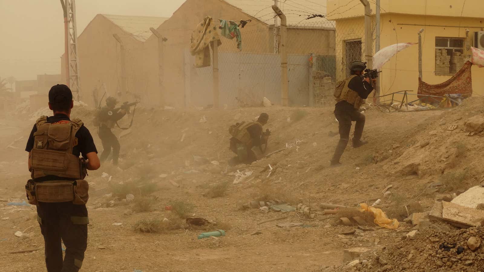 Iraqi security forces defend their headquarters against attacks by Islamic State extremists in the eastern part of Ramadi in Anbar province, May 14, 2015.