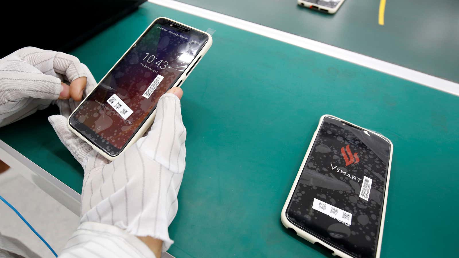 A manufacturer works at an assembly line of Vingroup’s Vsmart phone in Hai Phong, Vietnam December 4, 2018. REUTERS/Kham – RC18D1528510
