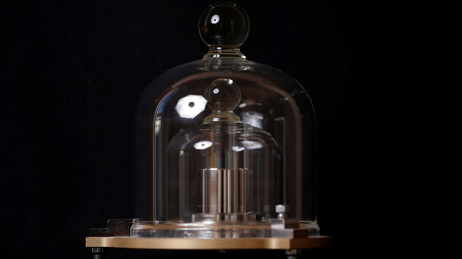 A replica of the International Prototype Kilogram is pictured at the International Bureau of Weights and Measures (BIPM) in Sevres near Paris, France, November 14, 2018. REUTERS/Benoit Tessier – RC164F525790