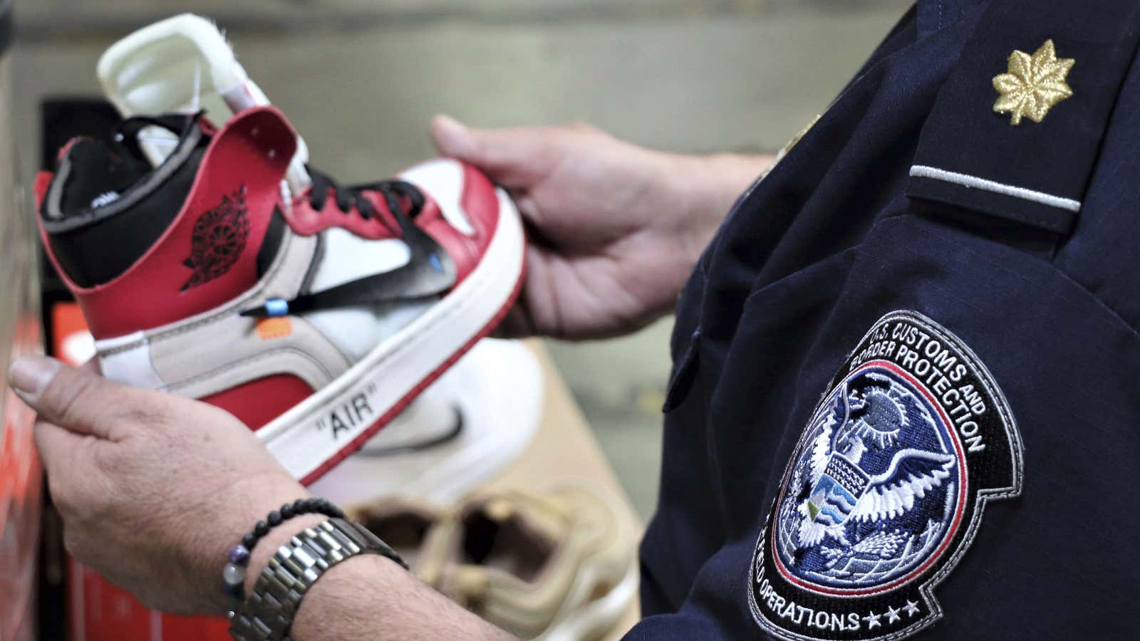 pequeño Regreso Catastrófico How counterfeit Nikes get into the US