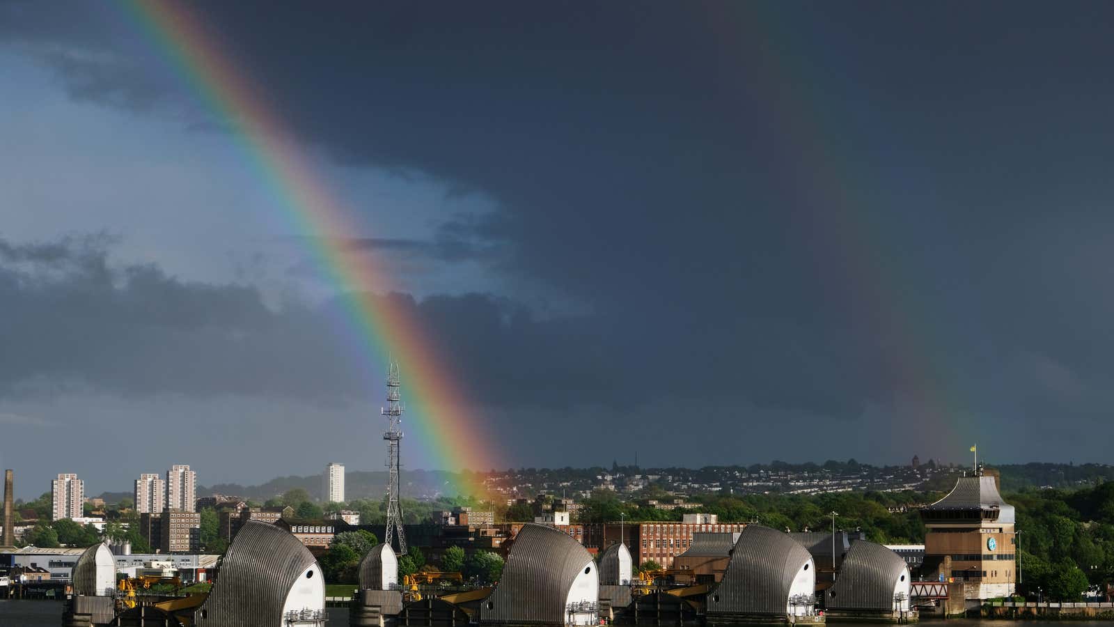 A rainbow is seen over the Thames Barrier on the River Thames while the spread of the coronavirus disease (COVID-19) continues, London, Britain, April 30, 2020. REUTERS/Steven Watt     TPX IMAGES OF THE DAY – RC25FG9FH8T7