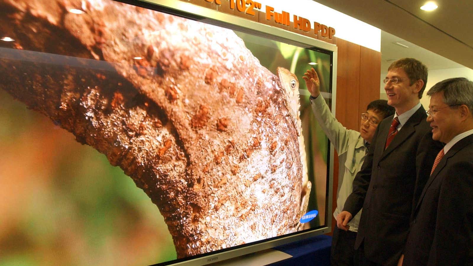 Kim Soon-taek (far right) admires Samsung’s 102-inch screen with Hungary’s prime minister.
