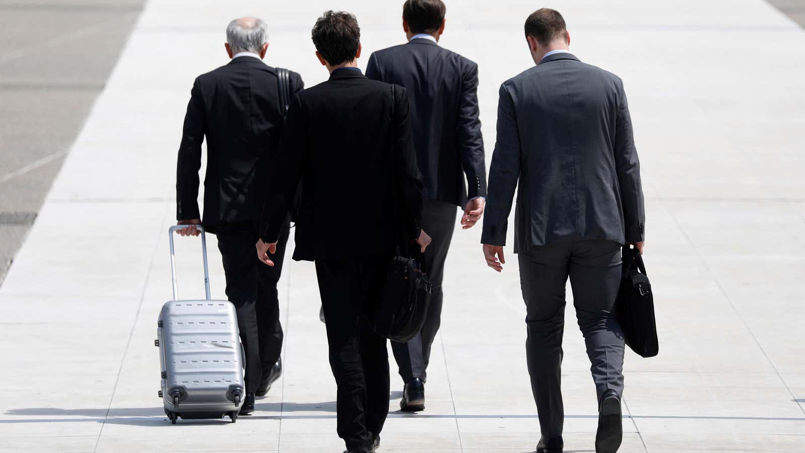 Businessmen walk on the esplanade of La Defense financial and business district in Puteaux, near Paris, France, May 16, 2018. REUTERS/Charles Platiau – RC152EED70D0