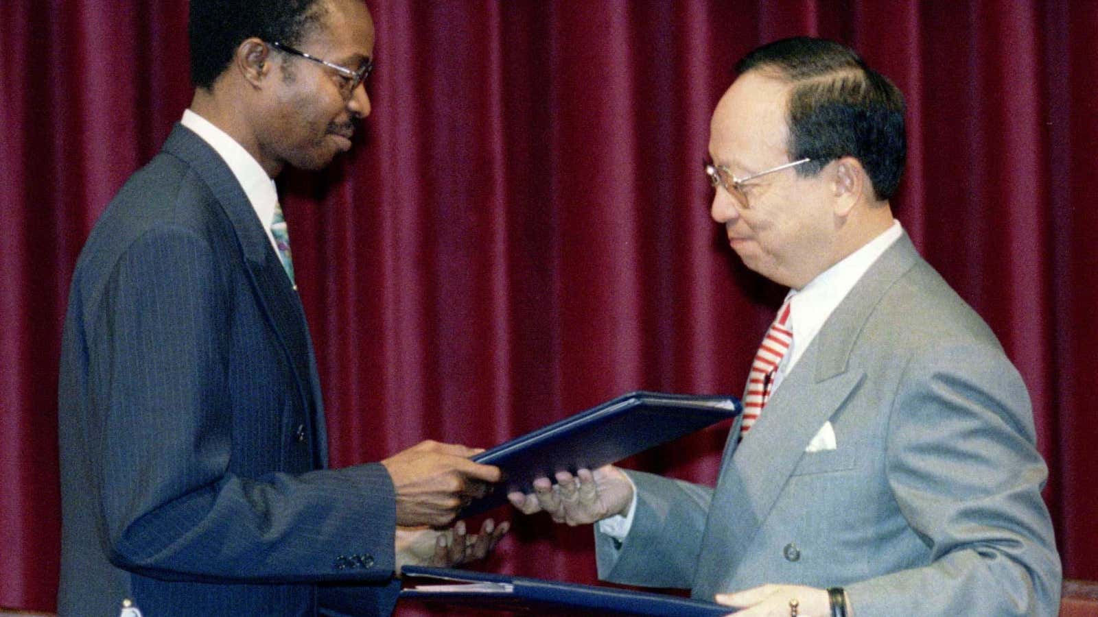 Taiwan’s foreign minister John Chang and his Sao Tome counterpart M. Homero Salvaterra declared the establishment of diplomatic relations between the two sides in 1997.