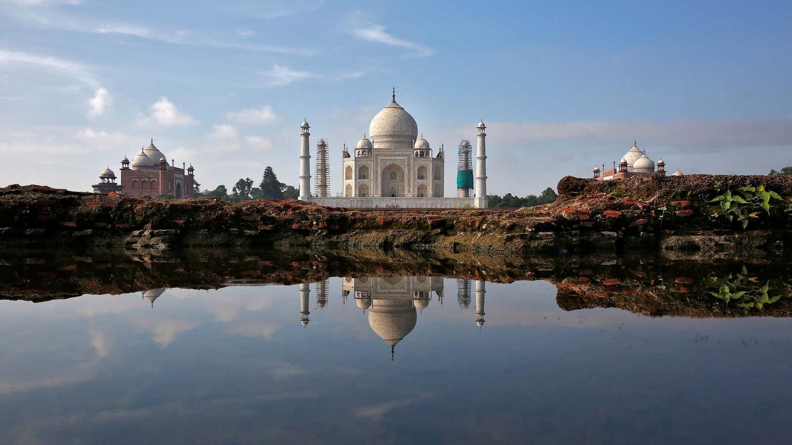 The Taj Mahal is reflected in a puddle in Agra, India August 9, 2016. REUTERS/Cathal McNaughton – S1BETULLIZAA