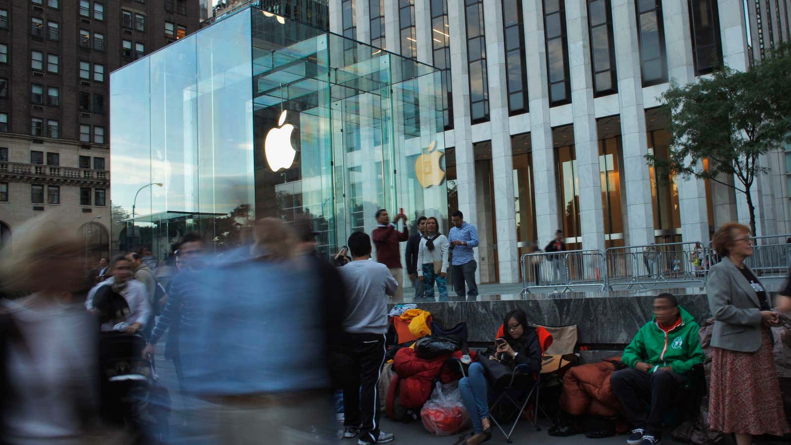 “Many” is not the same as “enough.” Apple Store visits have flattened.