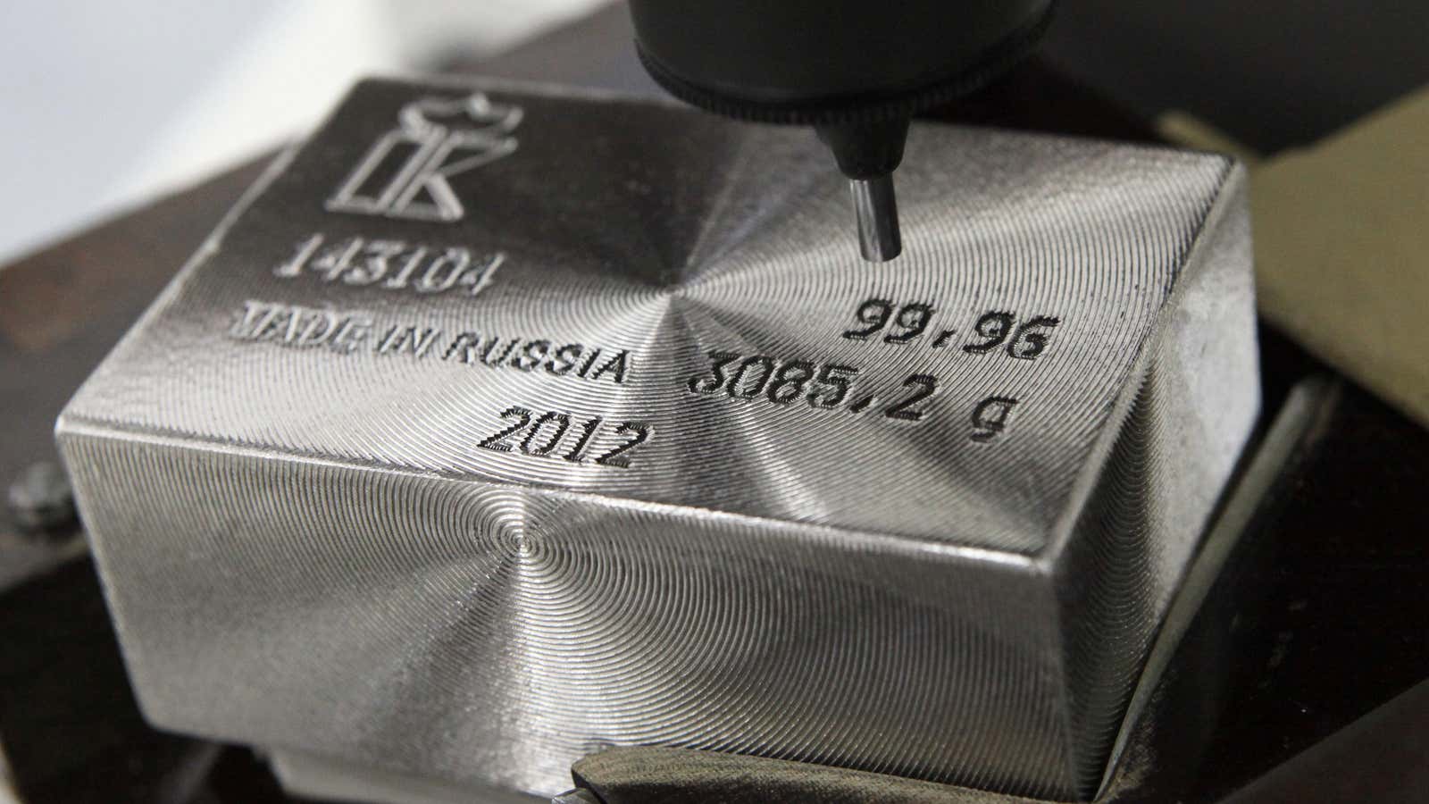 A machine engraves information on an ingot of 99.96 percent pure palladium at the Krastsvetmet nonferrous metals plant in Russia’s Siberian city of Krasnoyarsk April 12, 2012. Krastsvetmet is one of the world’s largest players in the precious metals industry.  REUTERS/Ilya Naymushin  (RUSSIA)  FOR RPA ONLY (BUSINESS COMMODITIES) – GM1E84C1KNC01