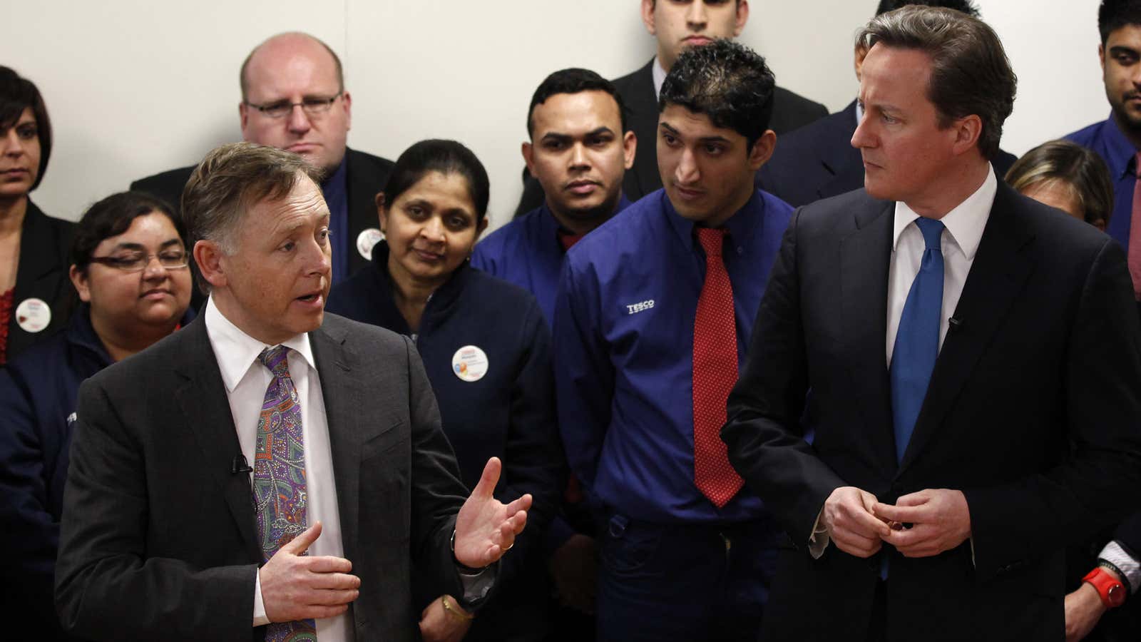 Richard Brasher, left, speaks to British Prime Minister David Cameron as Tesco trainees look on. Can Brasher revolutionize South Africa&#39;s Pick n Pay?