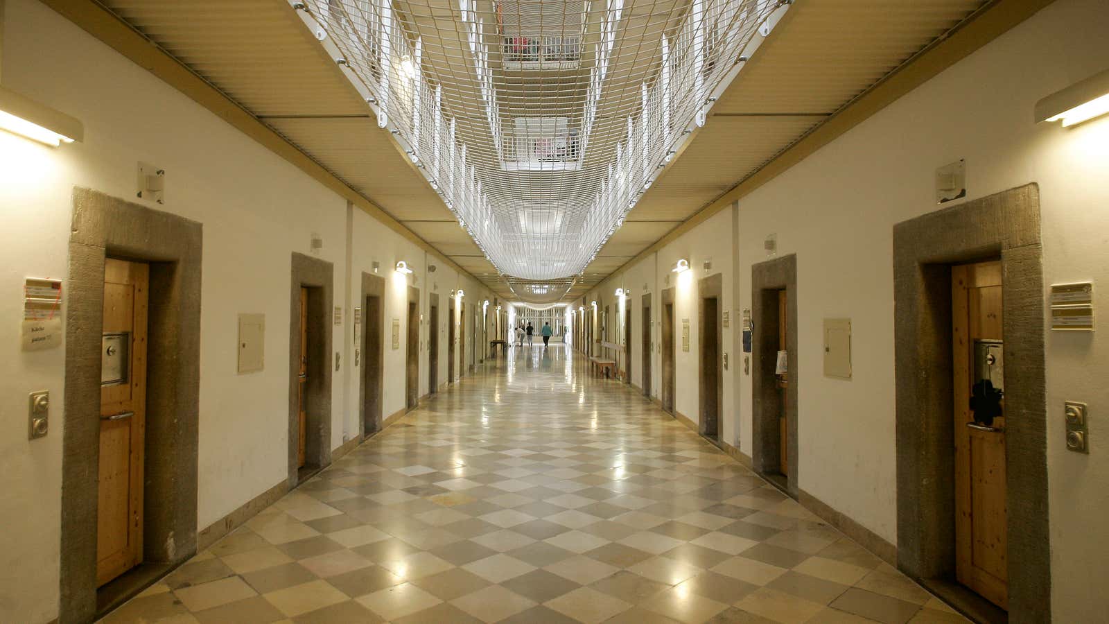 Picture shows a floor of the female wing of the jail in Aichach, about 50 kilometres west of Munich, February 7, 2007.Former German leading Red Army Faction (RAF) member Brigitte Mohnhaupt is one of about 670 prisoners including men, women and juveniles, who serve their sentence at the Bavarian jail. In January, federal prosecutors filed a request for the release of Mohnhaupt, who was sentenced to life in prison in 1985 for her role in the murders of leading German establishment figures, including industrialist Hanns Martin Schleyer.   REUTERS/Alexandra Beier (GERMANY) – BM2DUOENSMAA