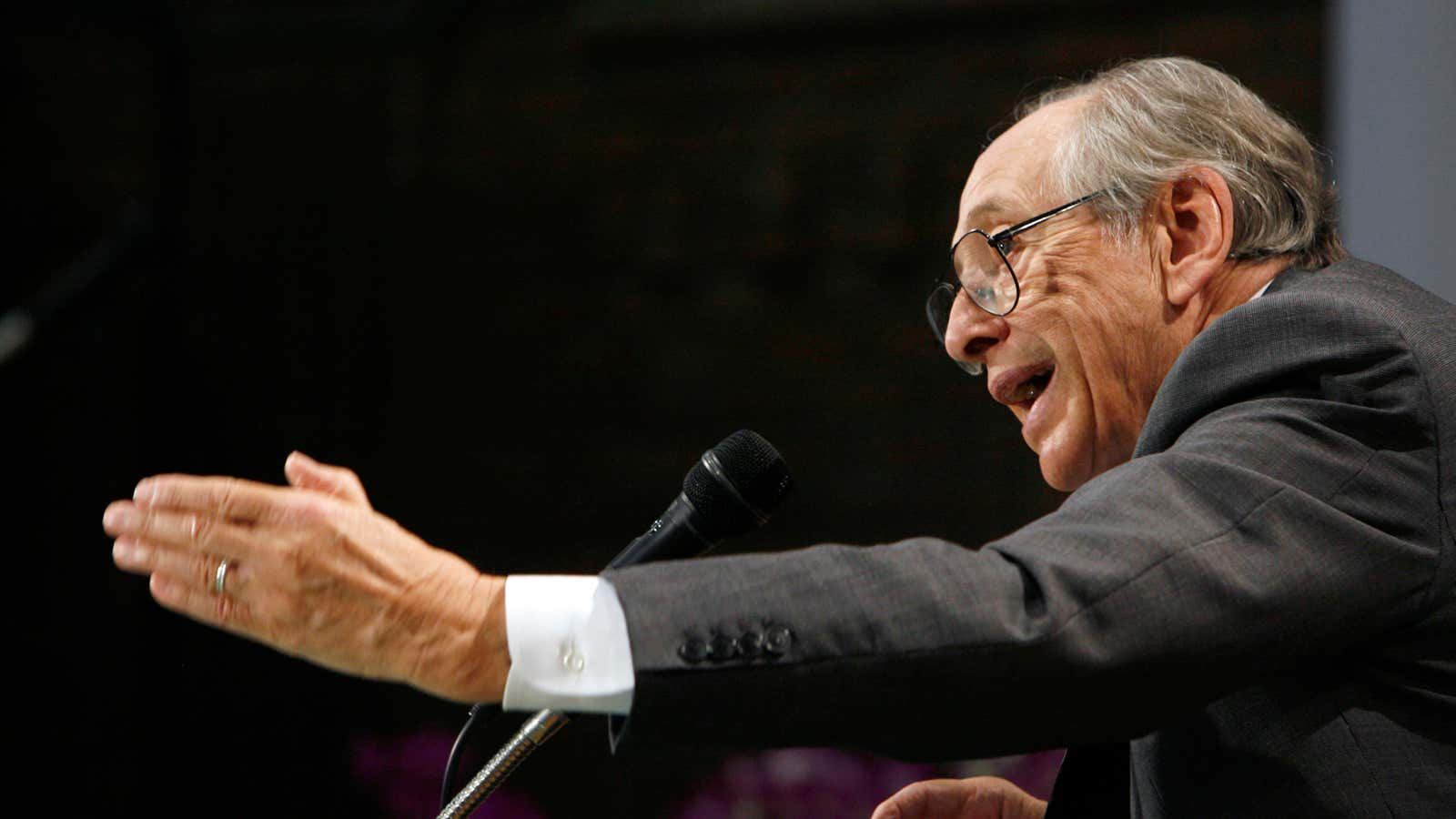 Author and futurist Alvin Toffler delivers a speech to South Korean high school in 2007