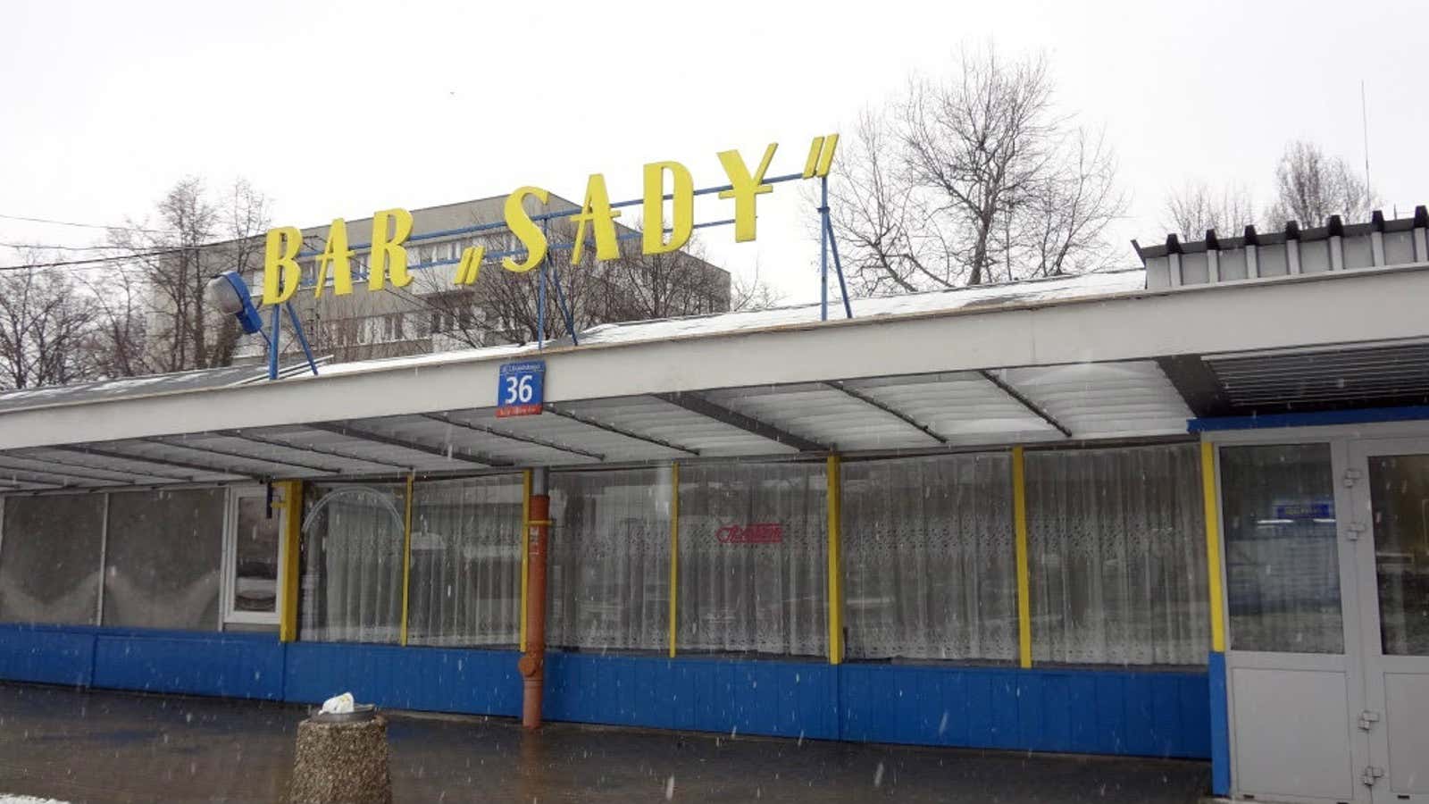 Bar Sady, a bright structure set in the gray Sady Żoliborskie housing estate, has changed little since it was built in the 1950’s