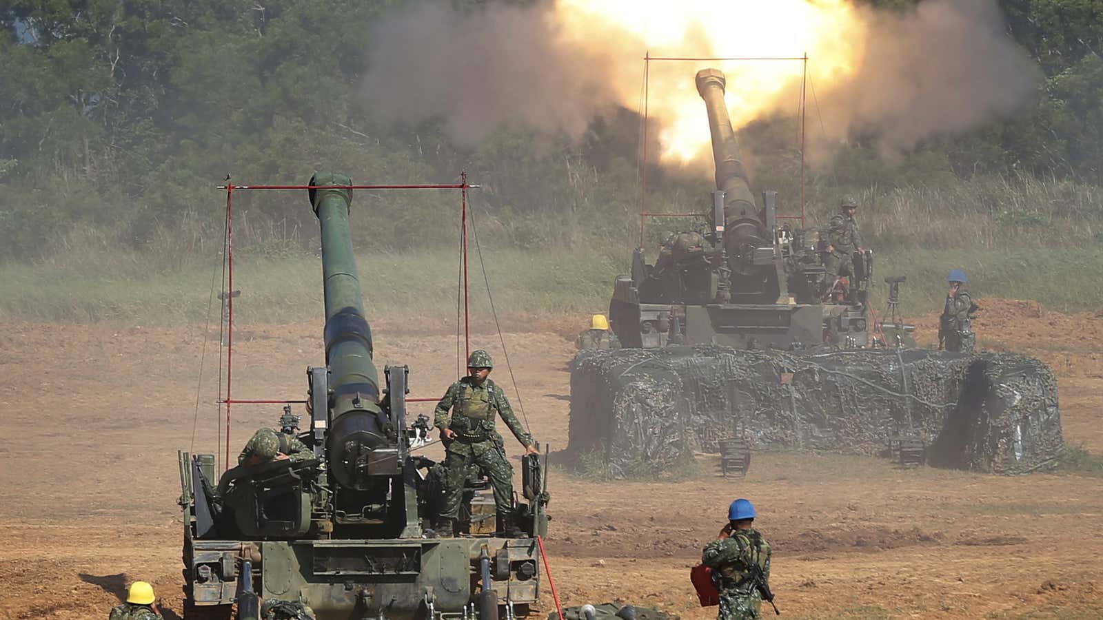Taiwanese soldiers practicing on howitzers.
