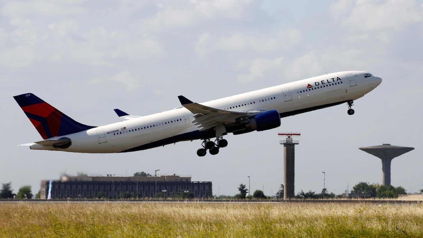A Delta Air Lines Airbus A330 aircraft takes off at the Charles de Gaulle airport in Roissy, France, August 9, 2016. REUTERS/Jacky Naegelen – RTSMOQ8