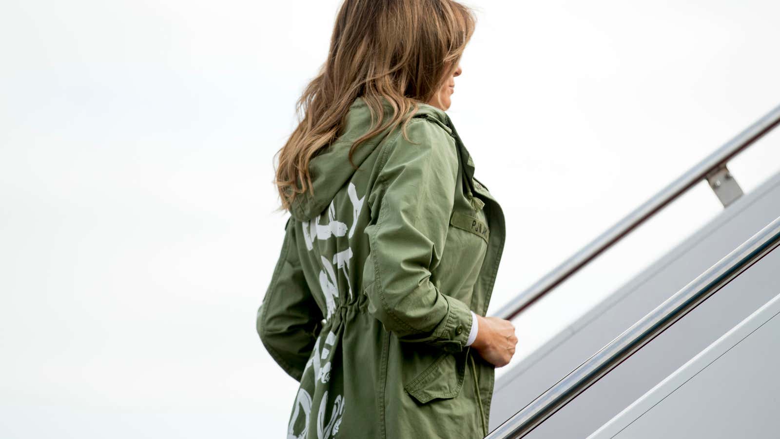 Melania Trump boards a plane to an immigrant children’s shelter in Texas wearing a jacket that reads “I really don’t care. Do U?”