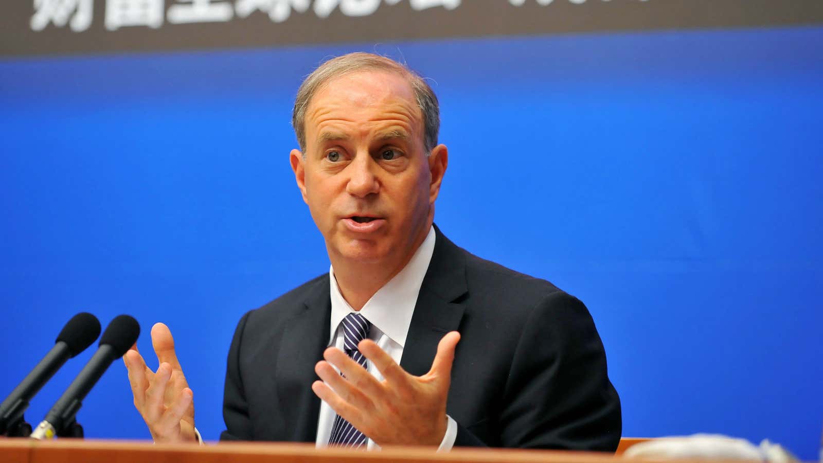 Andy Serwer, managing editor of Fortune magazine, speaks at the forum in Chengdu. “Anyone want to tweet this?”