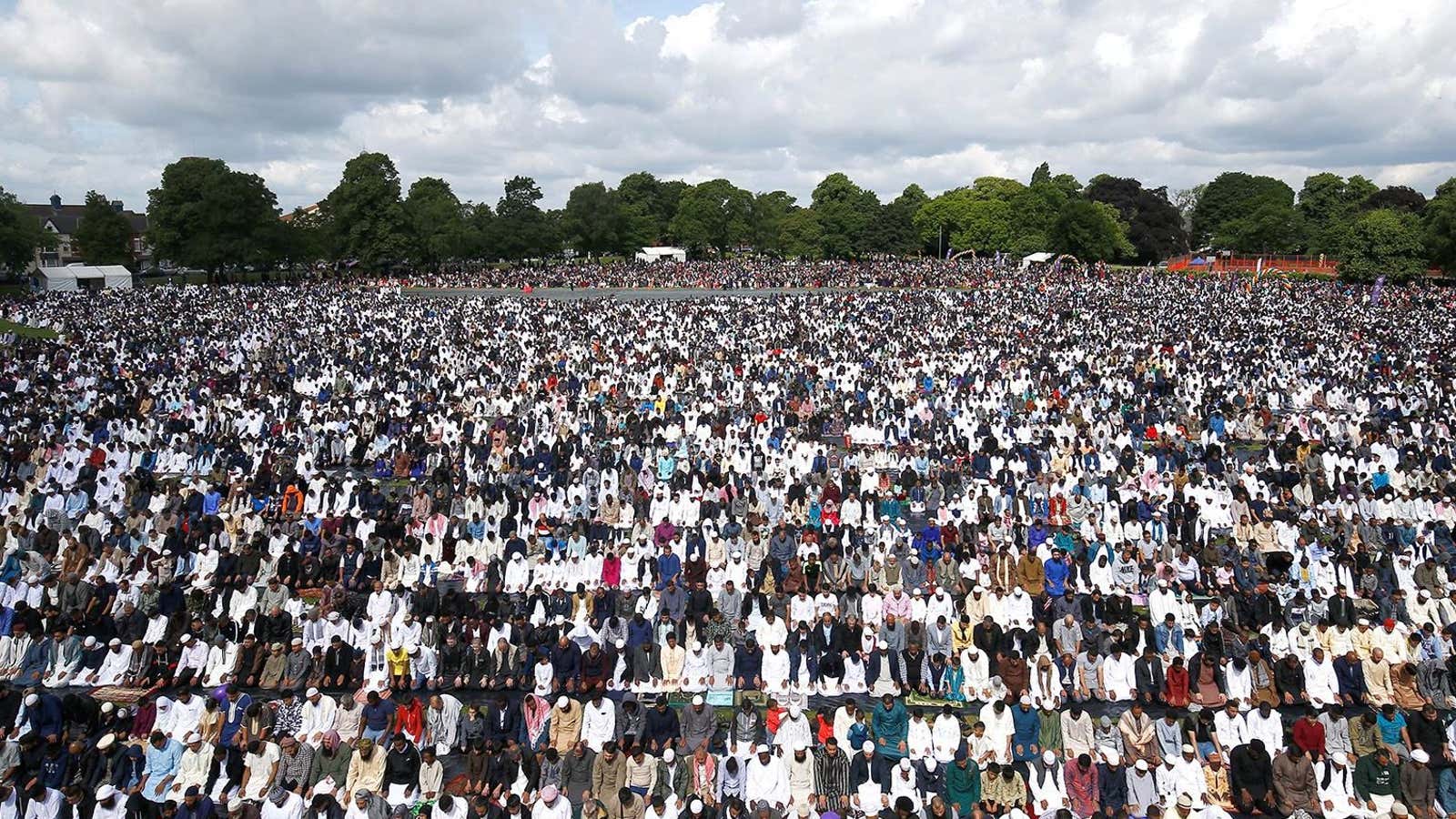 Around 140,000 muslims attend Eid al-Fitr prayers to mark the end of Ramadan, in Small Heath Park in Birmingham, Britain, June 15, 2018. REUTERS/Henry Nicholls – RC1783D4C980