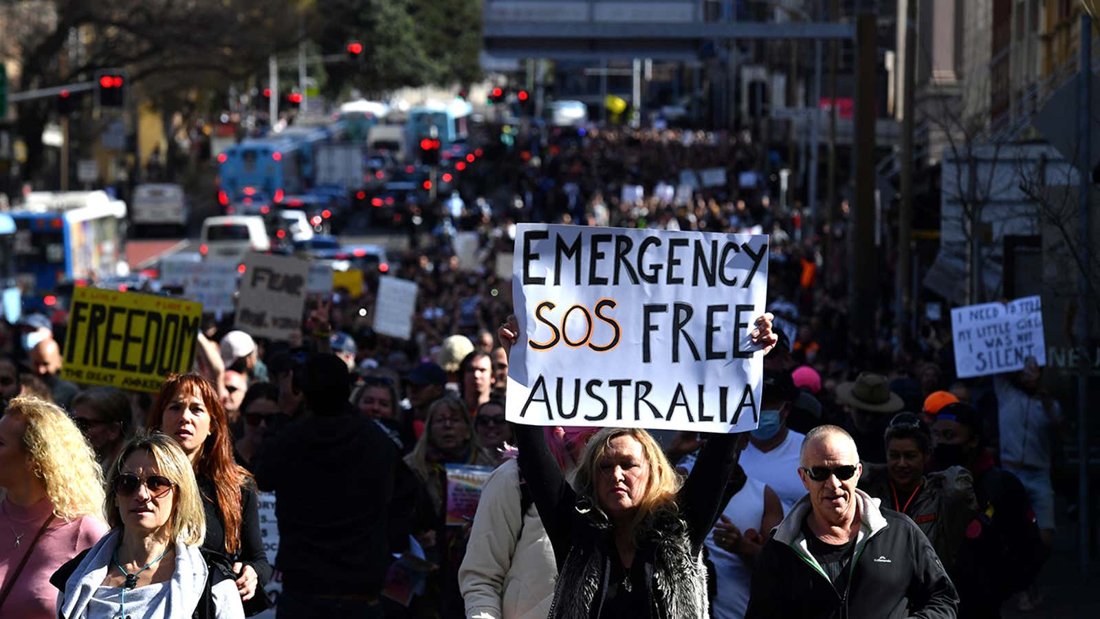 Daily Brief：シドニーで反ロックダウンの群衆衝突