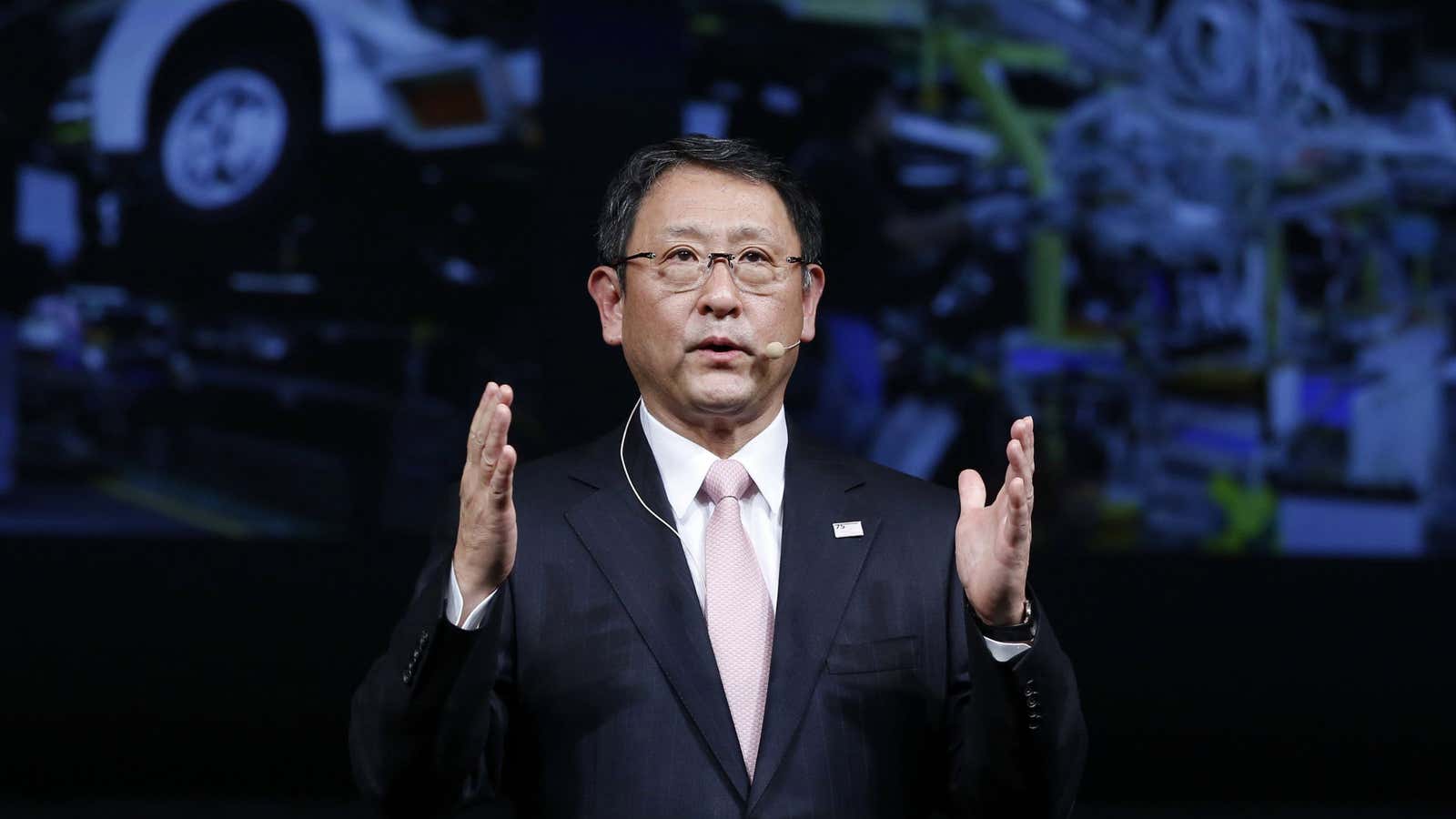 Toyota President Akio Toyoda attempts to show the approximate size of the wage increase.