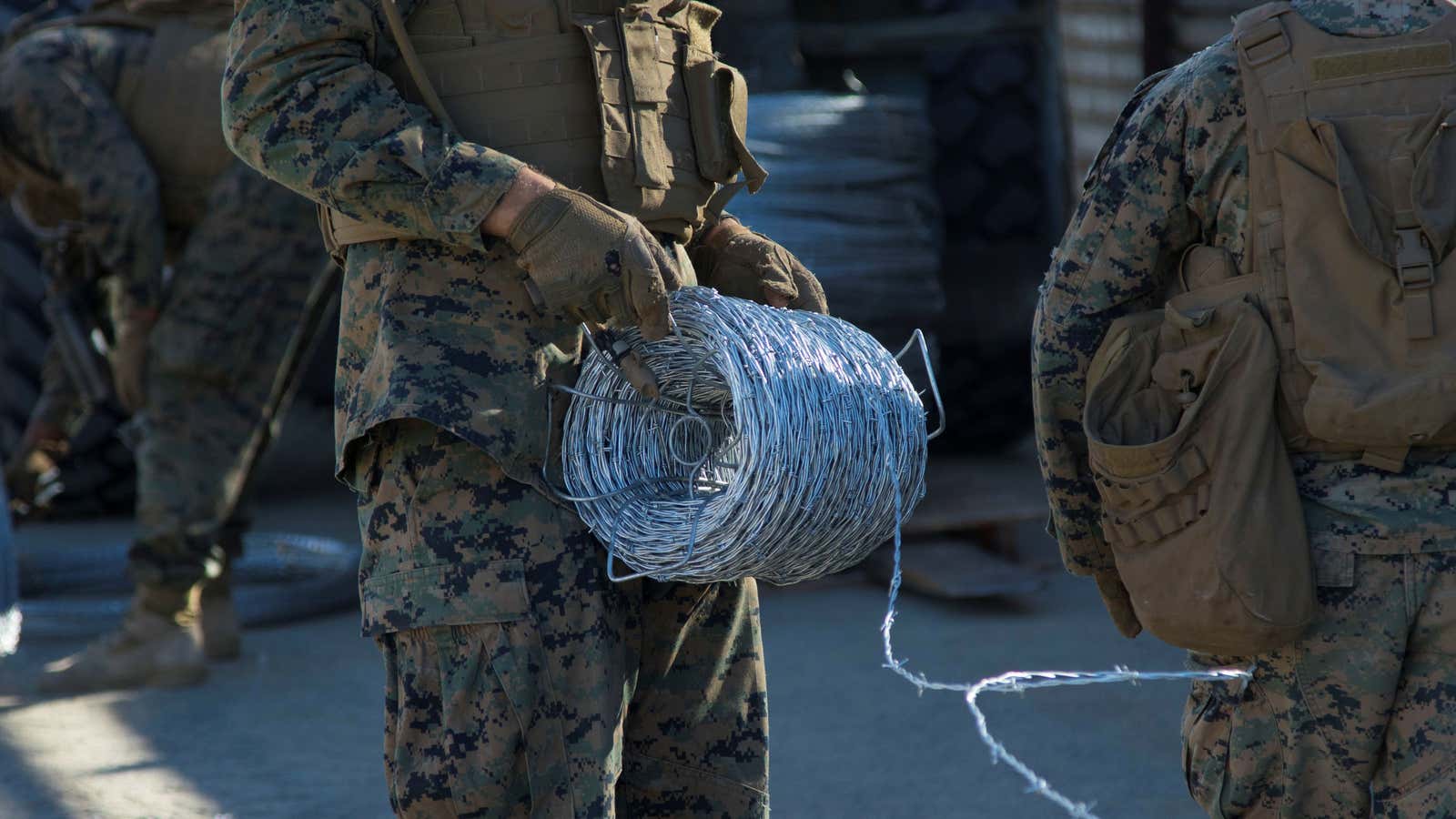 Special Purpose Marine Air-Ground Task Force 7 places concertina wire near Otay Mesa, California, November 27, 2018..
