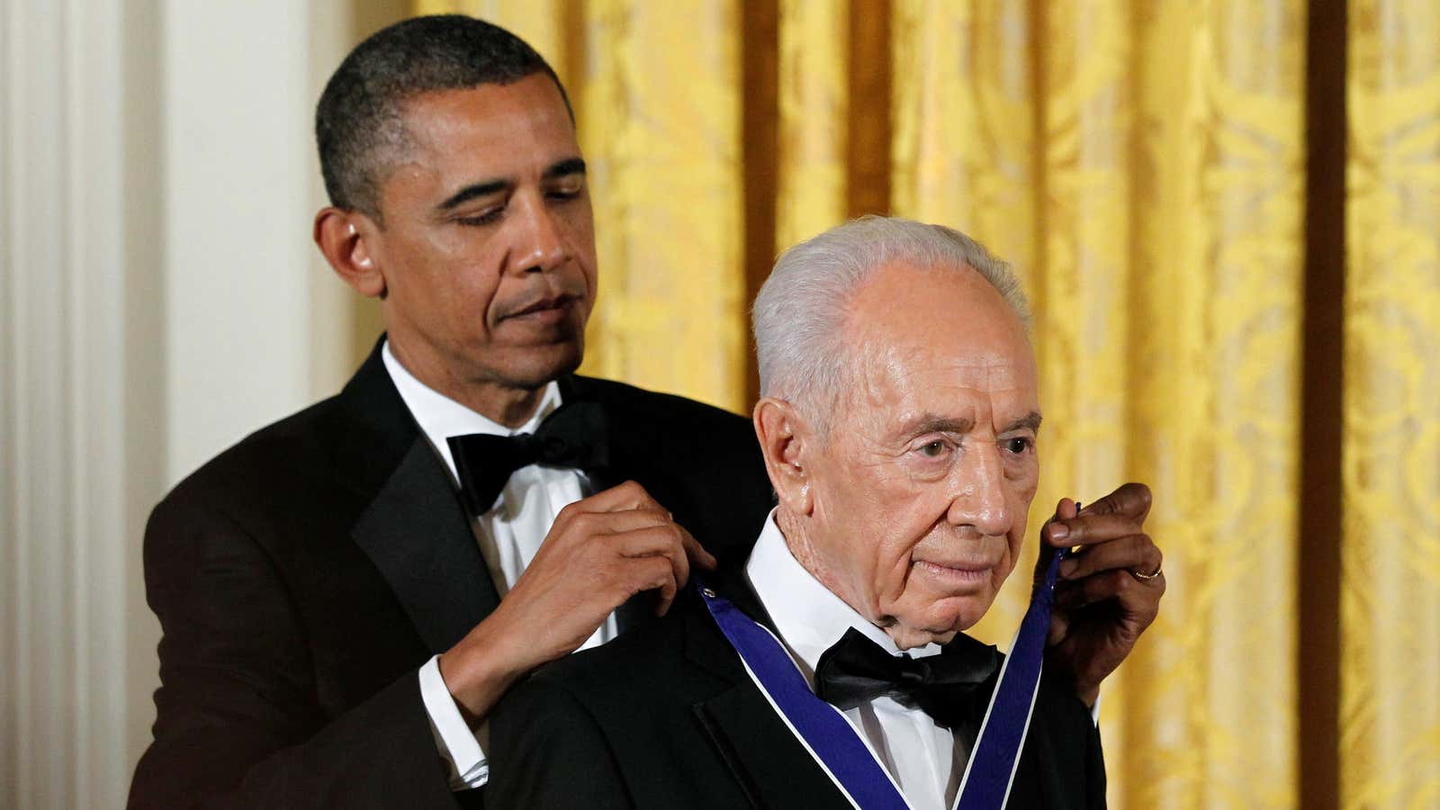 Obama presents Peres with the Presidential Medal of Freedom in 2012.