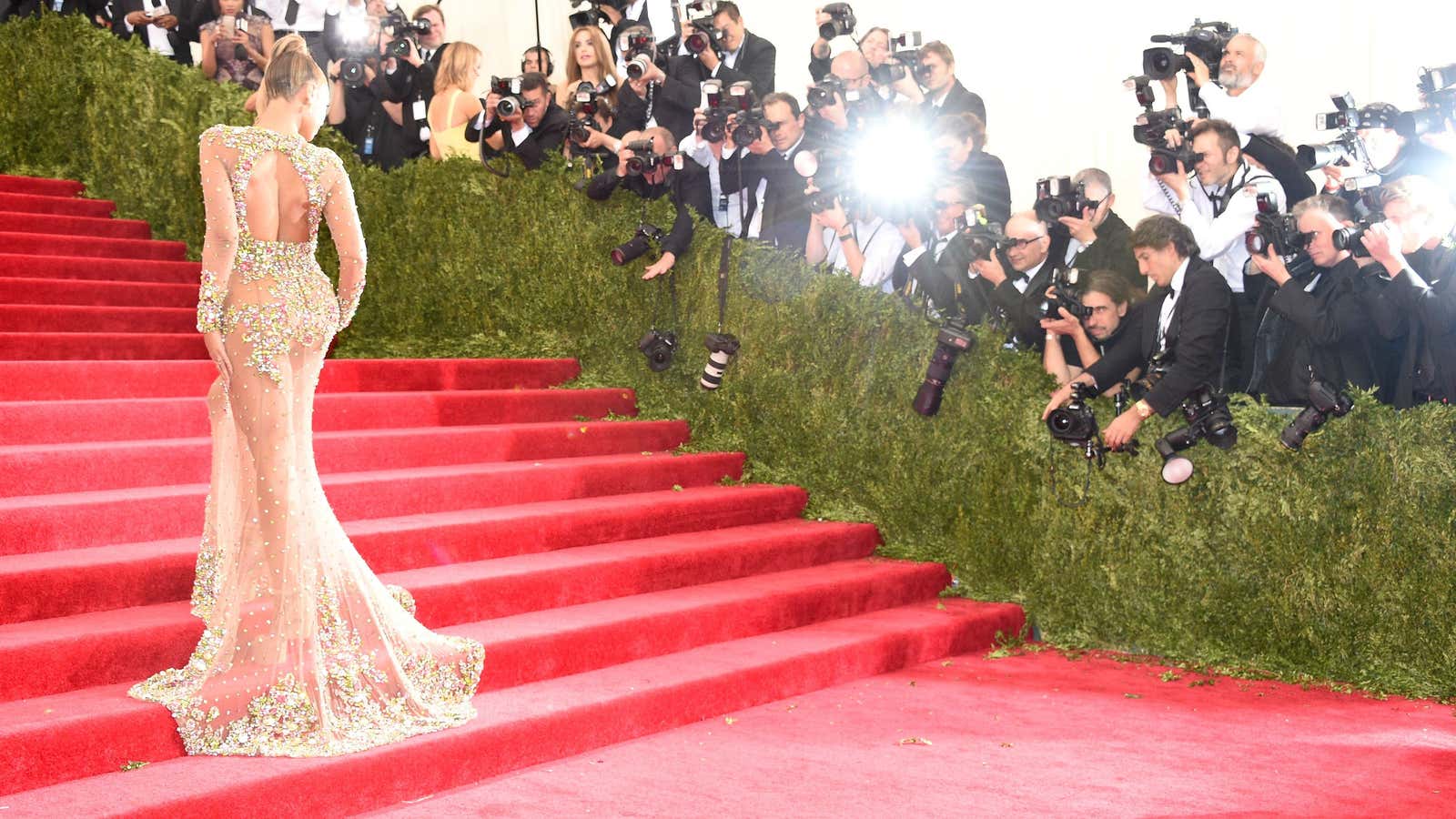 Beyoncé works the carpet at the 2015 Met Gala.