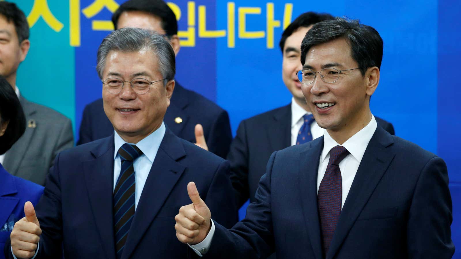 The Democratic PartyÕs candidates for the presidential primary Moon Jae-in (L) and Ahn Hee-jung pose with thumbs-up at an event to declare their fair contest…