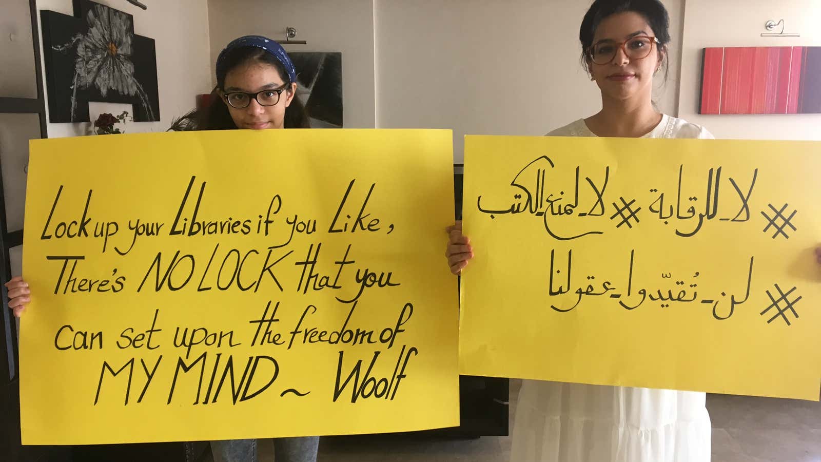 他(右)和她的女儿法蒂玛Jori,创建迹象,抗议科威特政府# 39;年代书禁令。彼此# 39;年代标志写着“没有书审查和禁止!”(2018年9月)