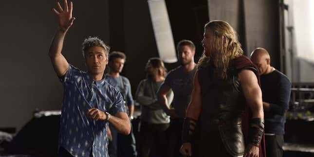 Taika Waititi Und Chris Hemsworth Am Set Von Thor: Ragnarok. 