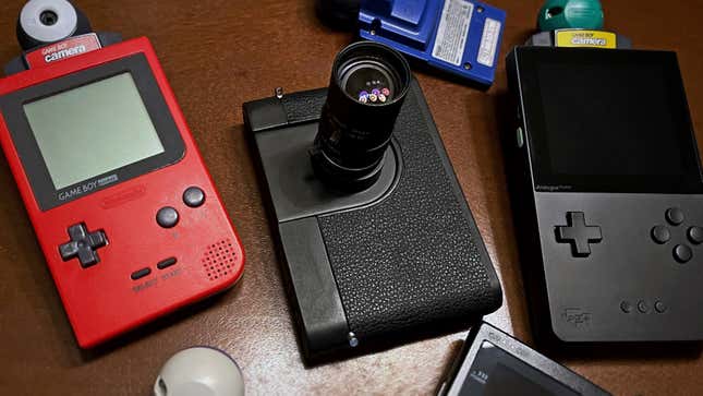 Foto Eines Benutzerdefinierten Game Boy Pocket Mit Laufender Game Boy Camera